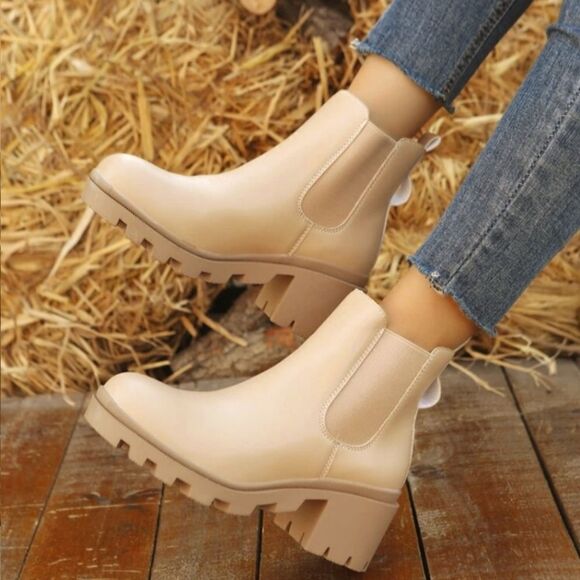 BRAND NEW MADDEN NYC WOMEN'S CHELSEA CHUNKY HEEL SUEDE BOOTIE - Picture 14 of 14